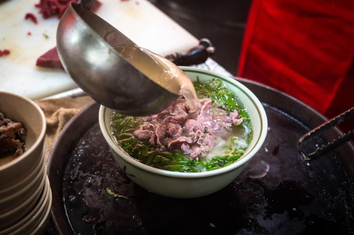 Mỗi bát phở tại quán anh Mùi có giá từ 55.000 đồng, tương đương mặt bằng chung tại Hà Nội. Ảnh: Đinh Hà.