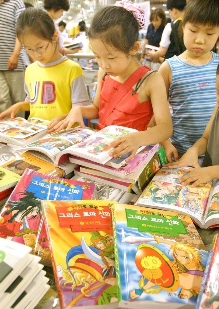  Các em nhỏ đang đọc cuốn “Thần thoại Hy Lạp và La Mã qua truyện tranh” của Hong Eun-young tại một cửa hàng sách ở Seoul năm 2003. Ảnh: Korea Times. 