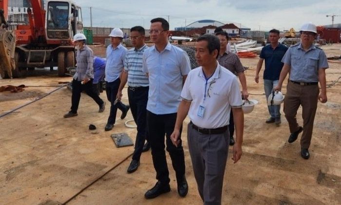  Cục trưởng Đinh Việt Dũng (đeo kính, áo xanh) chỉ đạo gắt gao tiến độ tại sân bay Long Thành. Ảnh: CAAV. 
