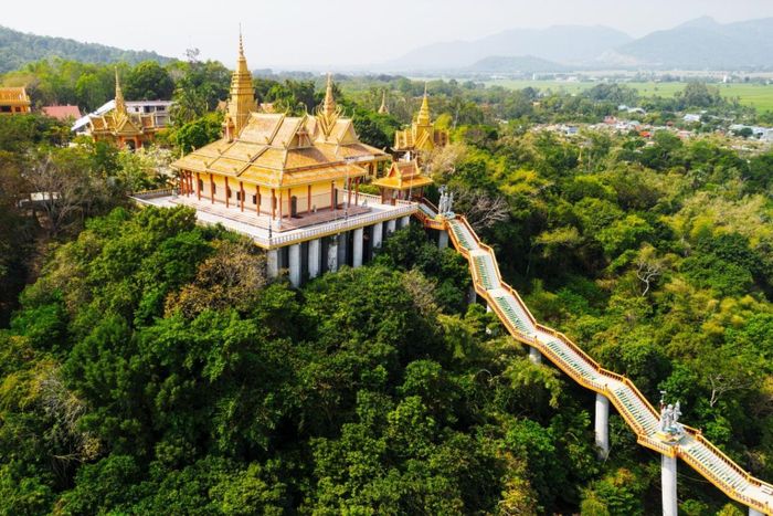  Chùa Tà Pạ với 240 bậc thang qua ống kính của tạp chí. Ảnh: Malou van Breevoort. 