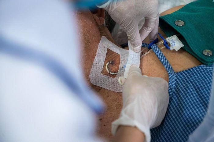 Bệnh nhân đột quỵ điều trị tại Bệnh viện Bạch Mai. Ảnh: Đinh Hà.