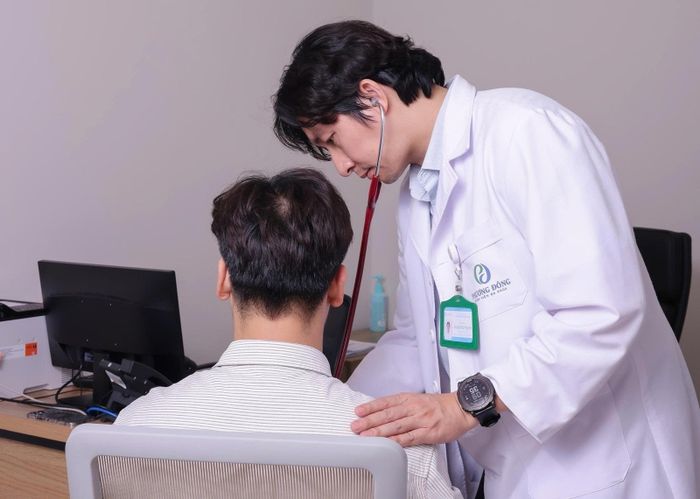 Bác sĩ Đoàn Dư Mạnh đang khám cho bệnh nhân. Ảnh: BSCC.