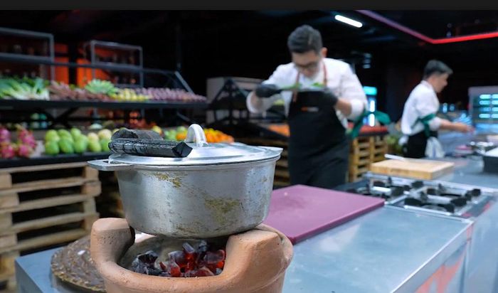 Nồi cơm gang và bếp than của Chef Thế Sơn