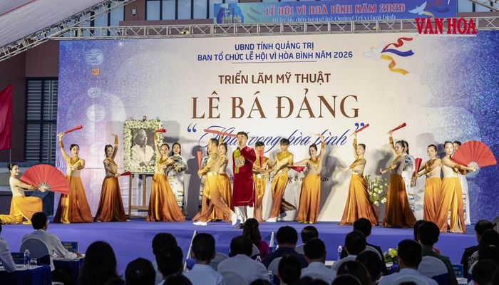 Tiết mục văn nghệ chào mừng triển lãm mỹ thuật Lê Bá Đảng "Khát vọng hoà bình"