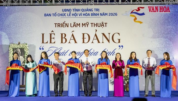 Cắt băng khai mạc triển lãm