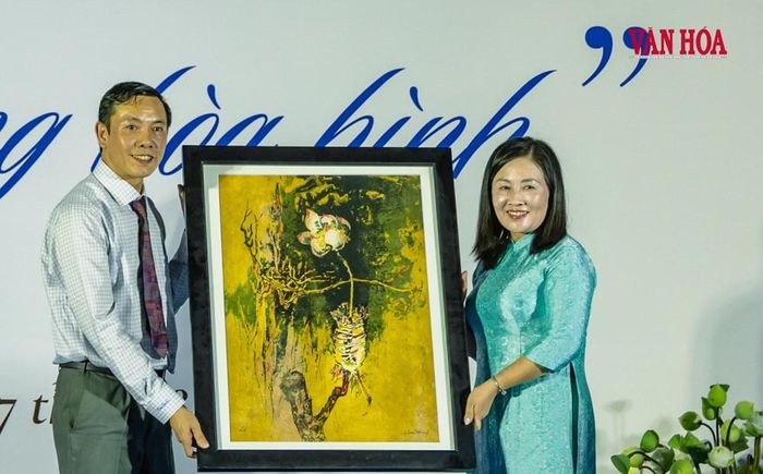 Gia đình Lê Bá Đảng trao tặng những tác phẩm mỹ thuật cho Bảo tàng tỉnh Quảng Trị