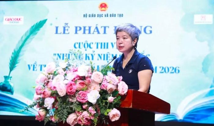 Nhà báo Dương Thanh Hương, Phó Tổng Biên tập Báo Giáo dục và Thời đại, công bố thể lệ cuộc thi