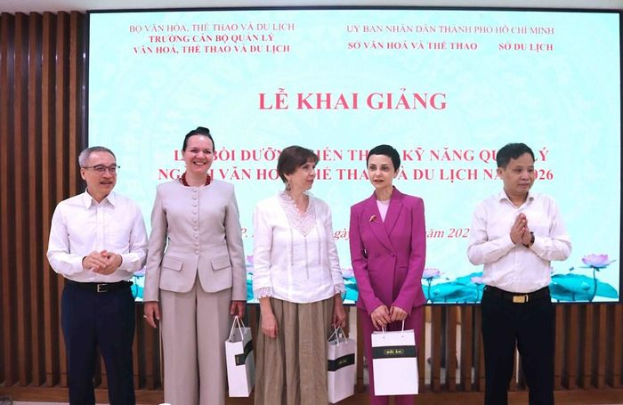 Thứ trưởng Bộ VHTTDL Phan Tâm và đại diện Ban tổ chức tặng quà tri ân đại diện Trường Đại học Văn hóa Quốc gia Matxcova