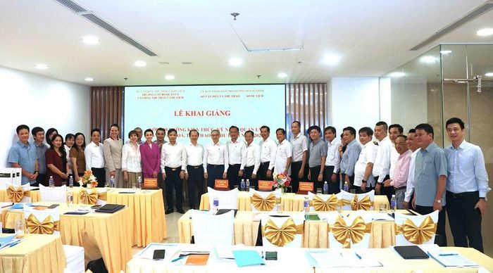 Các đại biểu chụp ảnh lưu niệm cùng các giảng viên và học viên