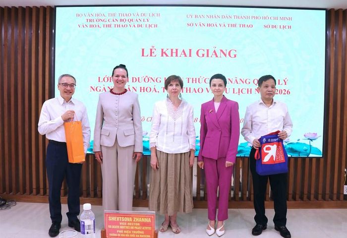 Đại diện Trường Đại học Văn hóa Quốc gia Matxcova tặng quà lưu niệm Thứ trưởng Bộ VHTTDL Phan Tâm và Ban tổ chức