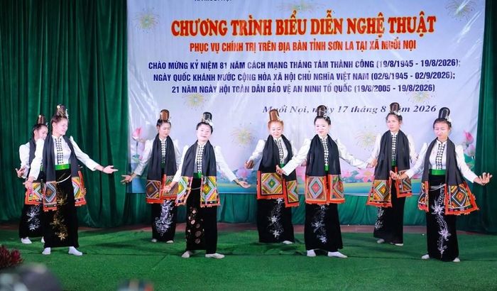Bên cạnh phần biểu diễn của các nghệ sĩ, đội văn nghệ cơ sở cũng tham gia giao lưu với nhiều tiết mục mang đậm bản sắc văn hóa các dân tộc Tây Bắc. Những lời ca, điệu múa của chính người dân địa phương đã góp thêm sắc màu cho chương trình, tạo sự kết nối giữa nghệ thuật chuyên nghiệp với phong trào văn hóa, văn nghệ quần chúng
