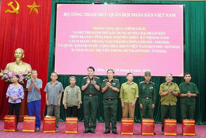 Những phần quà được trao đến các gia đình chính sách