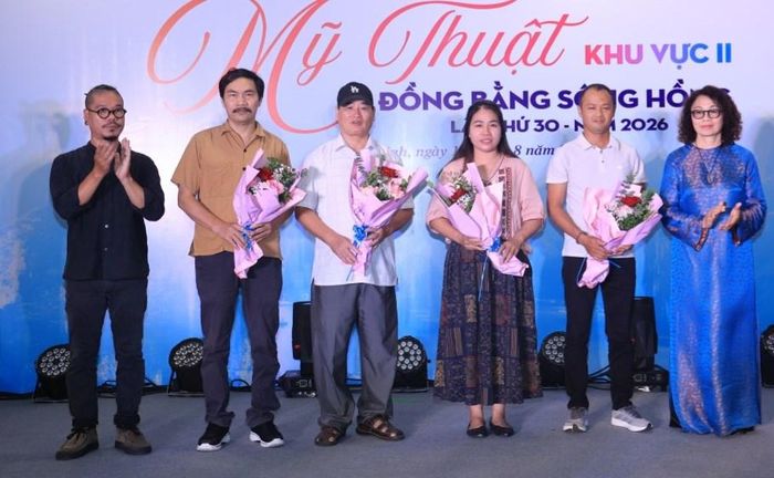 Các tác giả được trao giải tại triển lãm. Ảnh QN