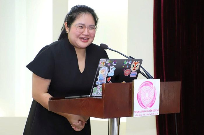 Bà Khwanchanok Rueangkham (Quản lý đối tác Chính phủ và các vấn đề về tuân thủ khu vực châu Á - Thái Bình Dương - Tập đoàn Meta) chia sẻ các nội dung chuyên đề