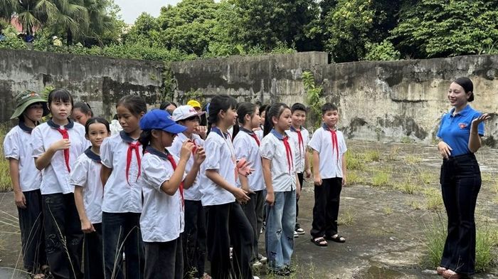 Học sinh đến tham quan Di tích Xưởng quân giới Giang Tiên. Ảnh: Hoài Anh