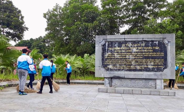 Các em học sinh chung tay vệ sinh khu vực Di tích