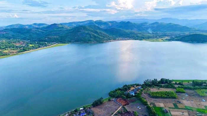 Đầm An Khê nằm trong không gian văn hóa Sa Huỳnh, nổi bật với giá trị cảnh quan, sinh thái góp phần tạo nên sức hấp dẫn của điểm đến