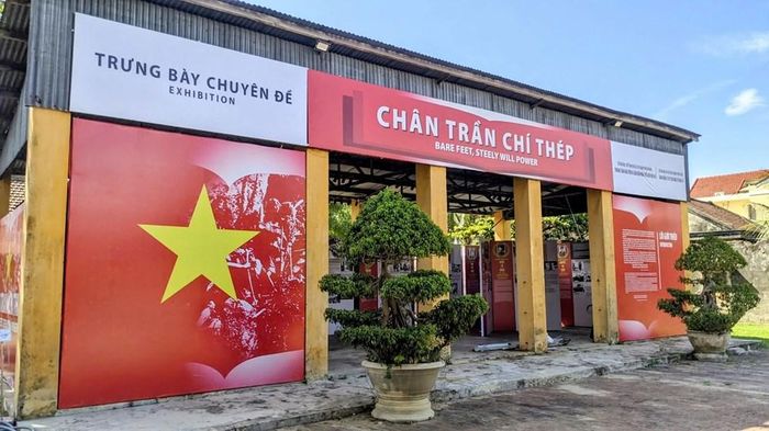 Trưng bày gồm 30 pano được thiết kế theo hình thức khung sắt, in decal dán foam, là câu chuyện xuyên suốt về hành trình cách mạng, những năm tháng trong lao tù và bản lĩnh của các chiến sĩ cách mạng. Nguồn ảnh: Bảo tàng Hội An