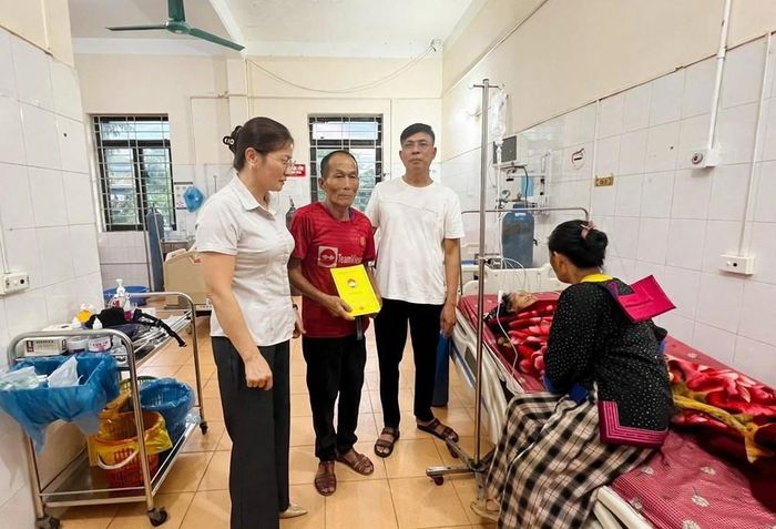 Ngay sau khi vụ việc xảy ra, đại diện Ủy ban MTTQ Việt Nam xã Mường Nhé đã đến thăm hỏi, động viên các gia đình
