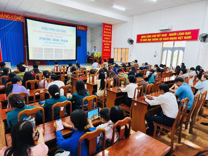 Đông đảo người dân đến xem chương trình chiếu phim lưu động tại Trung tâm Nhà văn hóa xã Mỹ Hòa Hưng
