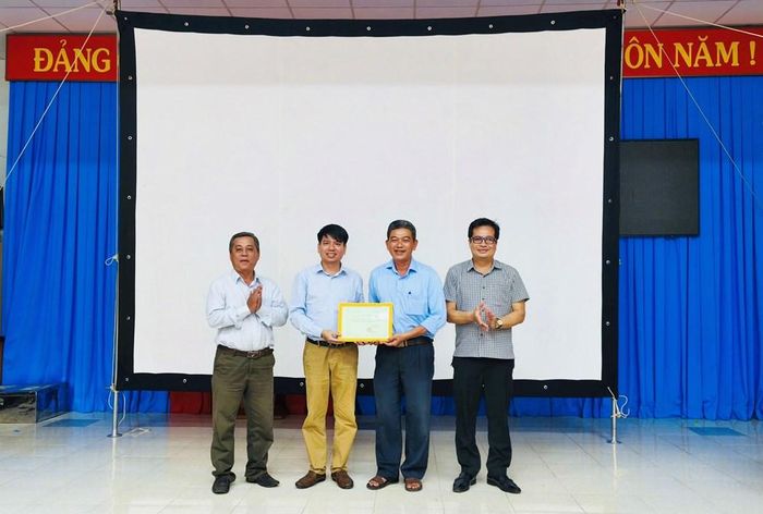 Lãnh đạo xã Mỹ Hòa Hưng trao thư cảm ơn Đội Chiếu phim lưu động tỉnh An Giang đã tổ chức phục vụ Nhân dân trên địa bàn