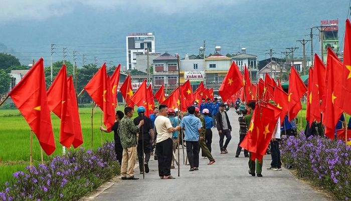 Ngay từ sáng sớm, cán bộ, đoàn viên, hội viên đã có mặt tại tuyến đường hoa phụ nữ để chuẩn bị cán, buộc cờ và căn chỉnh từng vị trí. Với khoảng cách khoảng 8m giữa mỗi lá cờ, 250 lá Quốc kỳ được cắm đồng đều dọc tuyến đường dài hơn 1.000m, từ cổng chào bản Pá Cấu đến khu vực tiếp giáp đường Phạm Văn Cường