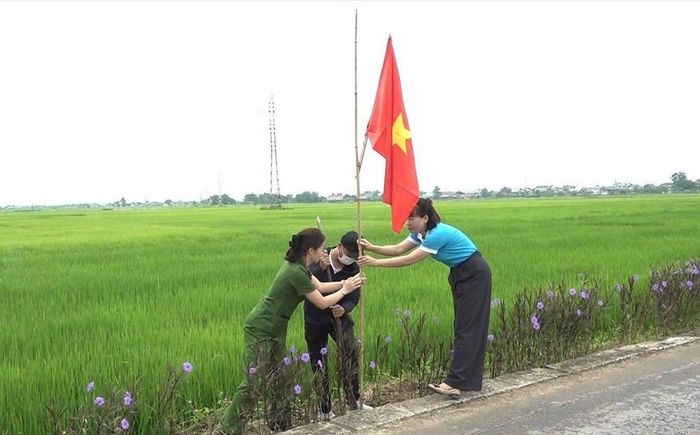 Kết quả, tuyến đường hoa khoác lên diện mạo mới với sắc đỏ của cờ Tổ quốc hòa cùng cảnh quan tạo điểm nhấn nổi bật, góp phần xây dựng không gian đô thị khang trang, sạch đẹp và tạo không khí vui tươi trong cán bộ, đoàn viên, hội viên và người dân