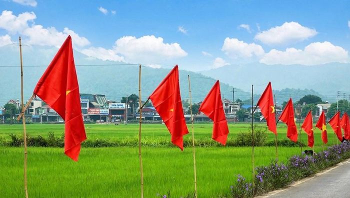 Tuyến đường rực rỡ sắc cờ cũng trở thành điểm nhấn trong những ngày tháng Tám, tạo không gian để người dân và du khách tham quan, chụp ảnh, lưu lại những khoảnh khắc đẹp trước thềm Quốc khánh 2.9. Từ mỗi lá cờ được dựng lên, không khí ngày hội lớn của đất nước càng hiện hữu rõ nét trên các tuyến phố Mường Thanh, góp phần lan tỏa tình yêu quê hương, đất nước và niềm tự hào trong cộng đồng