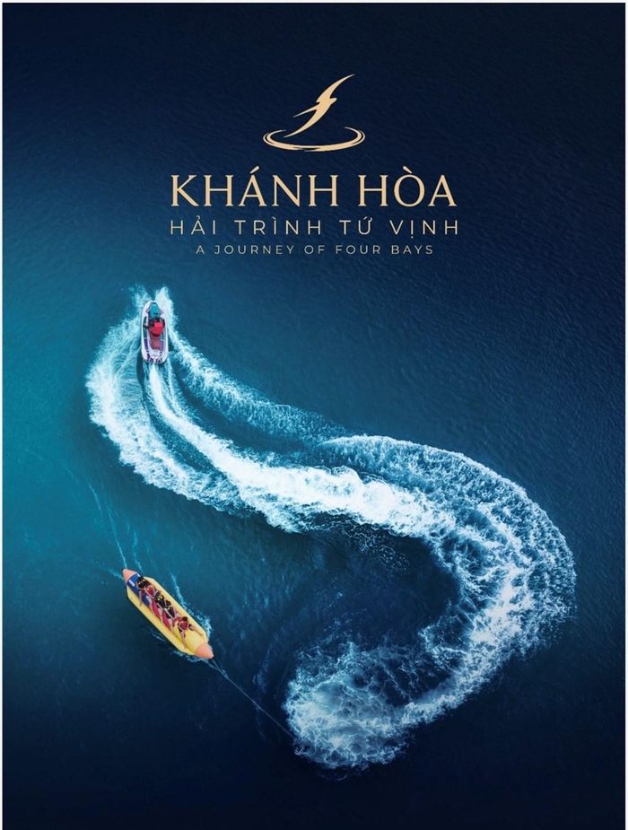 Được kiến tạo từ cánh chim yến và đường chân trời trên biển, biểu tượng “Khánh Hòa - Hải trình Tứ Vịnh” thể hiện tinh thần vươn xa hòa cùng nhịp sóng tứ vịnh, kết nối thiên nhiên, văn hóa, con người và tương lai Khánh Hòa
