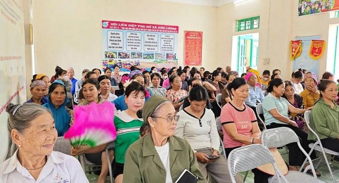 Đông đảo hội viên phụ nữ tham gia buổi truyền thông về bình đẳng giới tại xã Sơn Lương