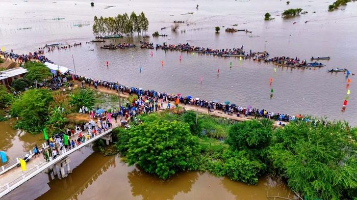 Lễ hội Văn hóa - Thể thao và Du lịch mùa nước nổi năm 2025 thu hút đông người dân, du khách tham gia