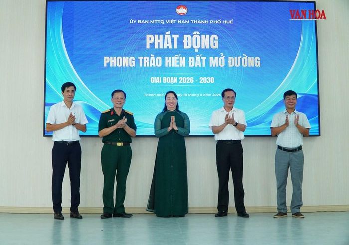 Các đại biểu thực hiện nghi thức phát động phong trào "Hiến đất mở đường" giai đoạn 2026 - 2030