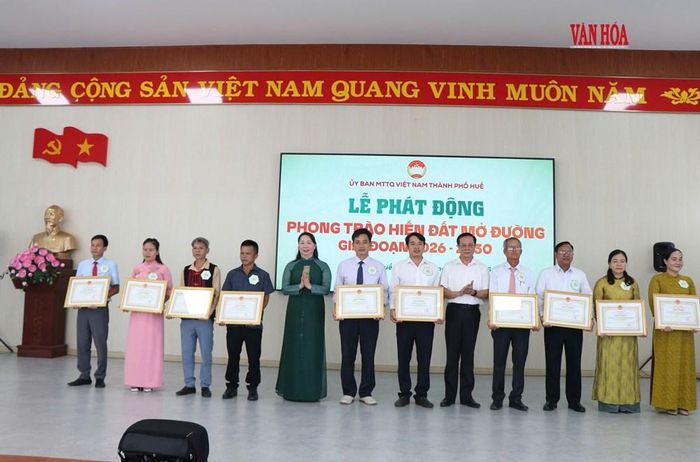 10 tập thể tiêu biểu trong phong trào "Hiến đất mở đường" giai đoạn 2025 - 2026 đã được trao tặng Bằng khen của Chủ tịch UBND TP. Huế