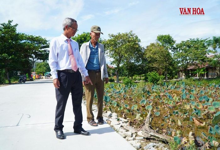Người dân làng Cổ Lão, Tổ dân phố Hương Sơn (phường Kim Trà, TP. Huế) trên tuyến đường vừa mở rộng; trong đó, có gần 1.500m2 đất sản xuất do dân cư địa phương tự nguyện hiến