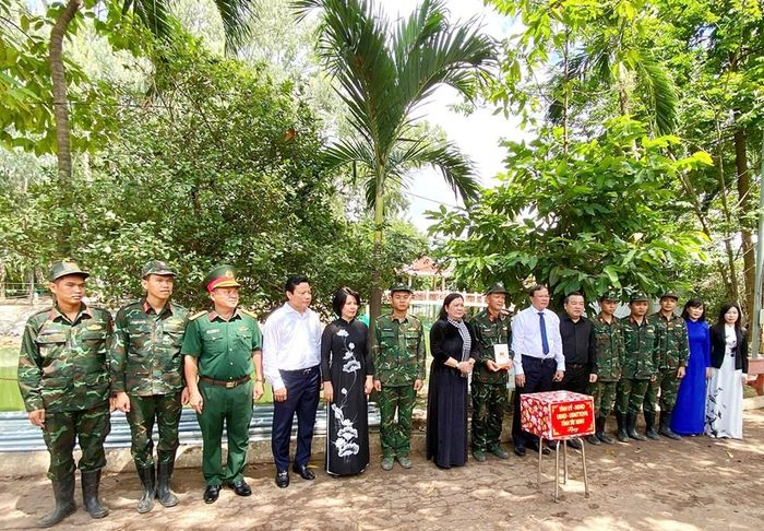 Đoàn công tác tỉnh Tây Ninh đến dâng hoa, dâng hương tưởng niệm các Anh hùng liệt sĩ; thăm hỏi, động viên và tặng quà các lực lượng đang thực hiện nhiệm vụ tại Công viên Lê Thị Riêng