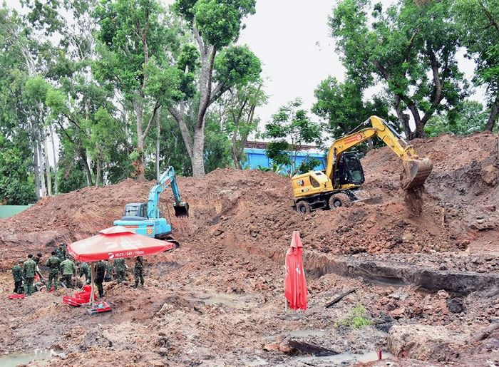 Các lực lượng tiếp tục triển khai công tác tìm kiếm, quy tập hài cốt liệt sĩ tại vị trí thứ 2 (khu B) Công viên Lê Thị Riêng