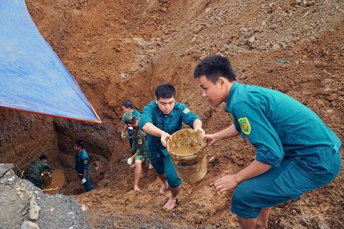 Các lực lượng đã xử lý gần 1.000m³ đất, mở rộng khu vực miệng giếng gần 10m và đào sâu khoảng 10m để tìm kiếm, quy tập hài cốt liệt sĩ tại khu vực mộ tập thể ở ấp Lạc An 3, xã Thường Tân