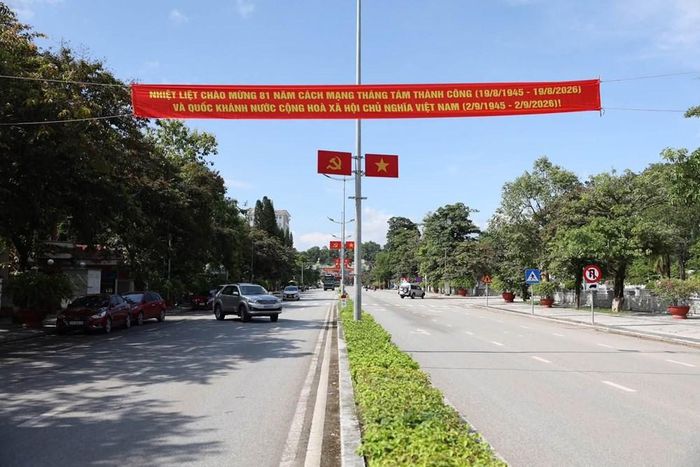 Từ những tuyến phố rực rỡ cờ hoa đến các pa-nô mang đậm dấu ấn lịch sử, không khí chào mừng Cách mạng Tháng Tám và Quốc khánh 2.9 đang lan tỏa khắp Điện Biên, góp phần tạo nên những sắc màu tươi mới trong những ngày tháng Tám đầy ý nghĩa