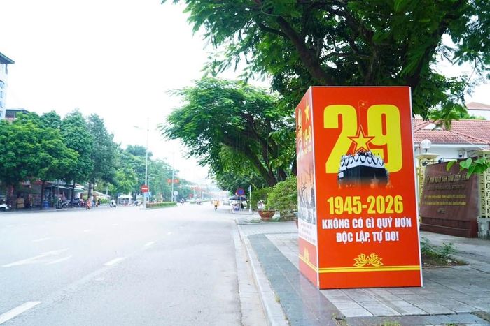 Không chỉ góp phần làm đẹp cảnh quan đô thị, những cụm pa-nô, băng rôn và sắc đỏ của cờ Tổ quốc còn tạo nên không khí phấn khởi, nhắc nhớ mỗi người dân về những mốc son lịch sử của dân tộc