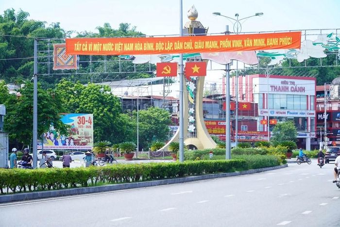 Trên các tuyến đường, khu vực trung tâm, những nơi đông người qua lại, hệ thống cờ, băng rôn, khẩu hiệu, pa-nô được bố trí nổi bật, tạo nên diện mạo rực rỡ, trang trọng cho phố phường