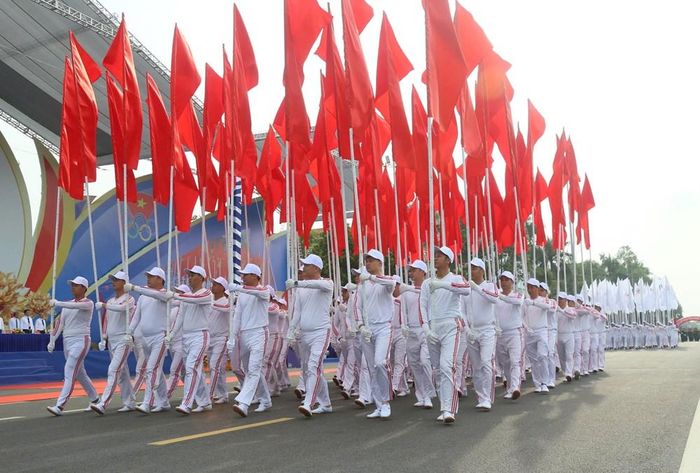 Khối Hồng kỳ trong màn diễu hành mở đầu khai mạc Đại hội