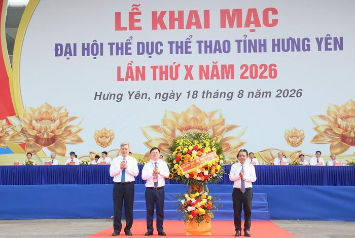 Thứ trưởng Bộ VHTTDL Hoàng Đạo Cương tặng hoa chúc mừng Đại hội
