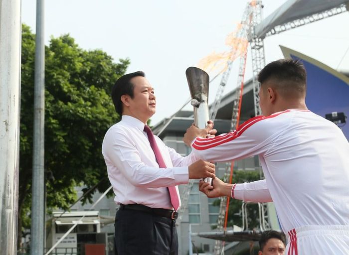 Bí thư Tỉnh uỷ Hưng Yên Phạm Quang Ngọc thực hiện nghi thức tiếp nhận ngọn lửa truyền thống và thắp sáng đài lửa Đại hội