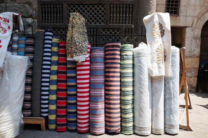 Các cuộn vải dùng làm tranh, khăn, thảm, vỏ gối,..
