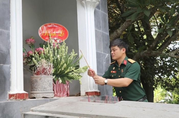 Cựu chiến binh dâng hương tại khu bia mộ đồng chí Lương Văn Thăng, Bí thư Chi bộ Đảng đầu tiên của tỉnh Ninh Bình. Ảnh: Thùy Dung - TTXVN