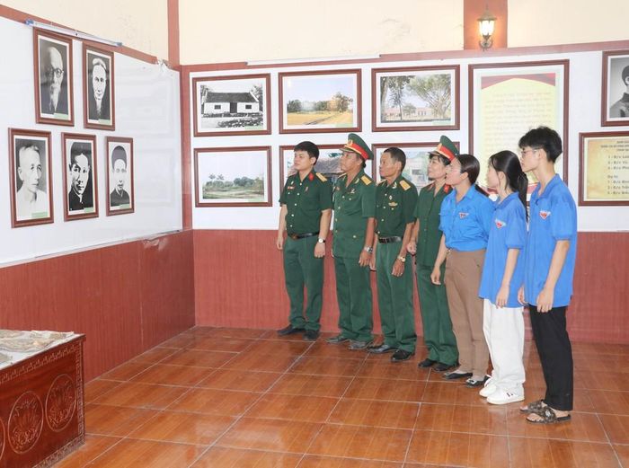 Mỗi hiện vật Bảo tàng Khu căn cứ cách mạng Quỳnh Lưu giúp cho thế hệ trẻ hiểu hơn về những trang sử hào hùng của vùng quê cách mạng Quỳnh Lưu. Ảnh: Thùy Dung - TTXVN