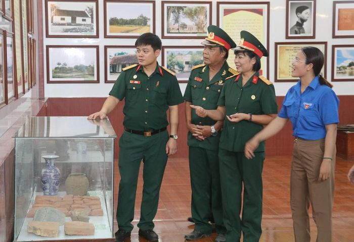 Bảo tàng Khu căn cứ cách mạng Quỳnh Lưu trưng bày hơn 200 tài liệu, hiện vật, hình ảnh gắn với những sự kiện, chiến công và tấm gương anh dũng của các thế hệ cha anh trong vùng căn cứ cách mạng Quỳnh Lưu, tỉnh Ninh Bình. Ảnh: Thùy Dung - TTXVN