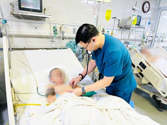 PGS.TS Lưu Quang Thùy, Giám đốc Trung tâm Hồi sức Ngoại khoa kiểm tra tình trạng bệnh nhi. Ảnh: BVCC