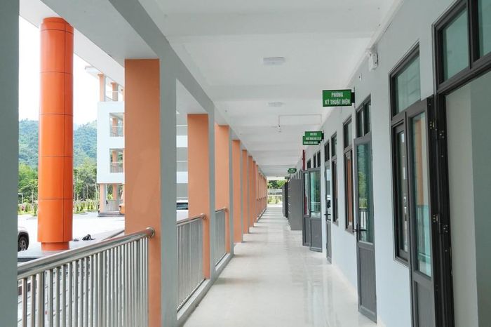 Hành lang dãy nhà học bộ môn rộng rãi, sạch đẹp tại Trường Phổ thông nội trú liên cấp Tiểu học và Trung học cơ sở Phong Thổ. Nguyễn Oanh-TTXVN