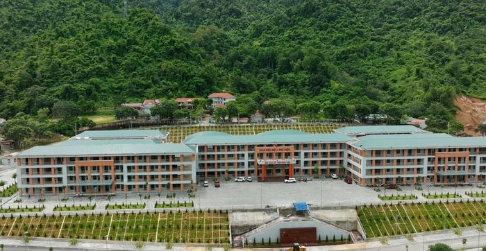 Trường Phổ thông nội trú liên cấp Tiểu học và Trung học cơ sở Phong Thổ đã hoàn thiện sẵn sàng đón học sinh. Nguyễn Oanh-TTXVN